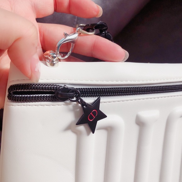 Dior cosmetic pouch & Chain - Picture 4 of 5